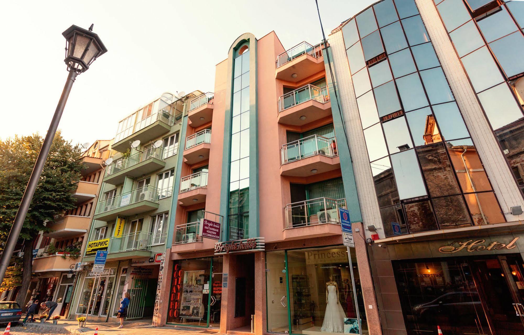Bright House Aparthotel Plovdiv Exteriör bild